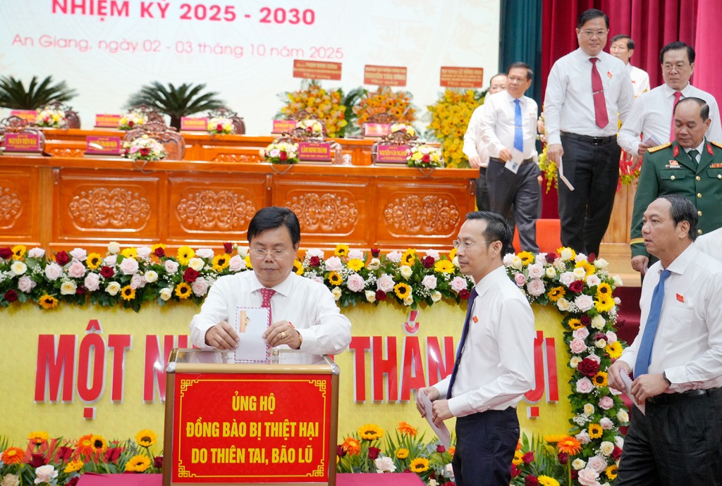 Bí thư Tỉnh ủy An Giang Nguyễn Tiến Hải cùng các đại biểu hưởng ứng ủng hộ đồng bào miền Trung bị thiên tai, bão lũ