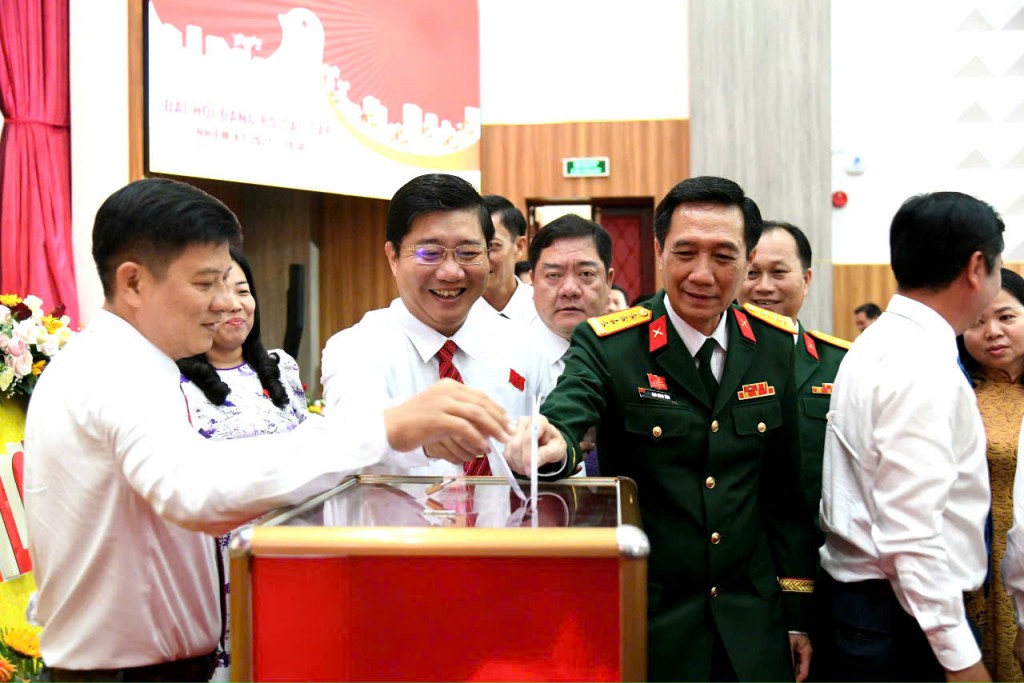 Các đại biểu tham gia ủng hộ (ảnh: Phương Vũ)