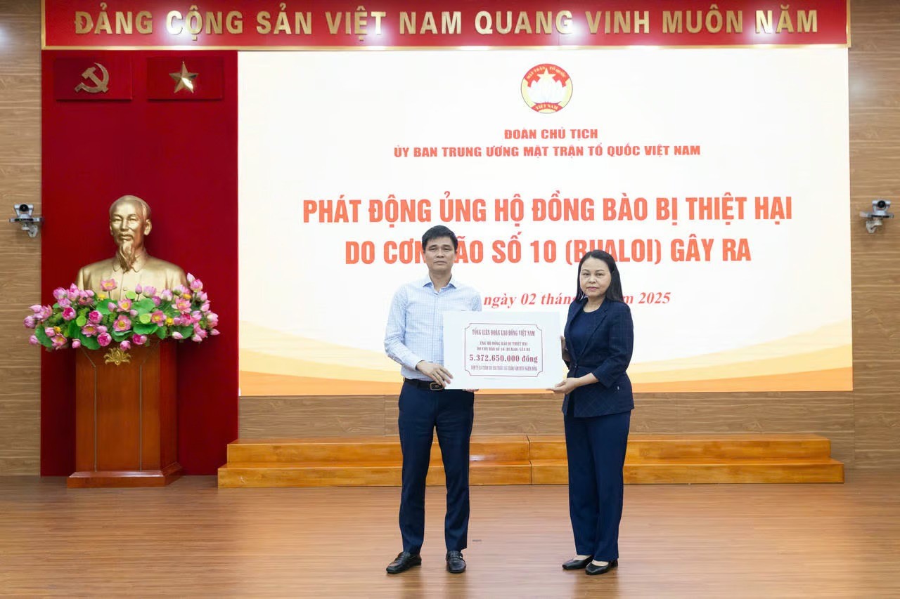 Phó Chủ tịch - Tổng Thư ký Nguyễn Thị Thu Hà tiếp nhận ủng hộ từ Tổng Liên đoàn Lao động Việt Nam
