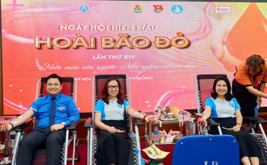 Các thầy, cô Trường ĐH Mở HN tham gia hiến máu tình nguyện
