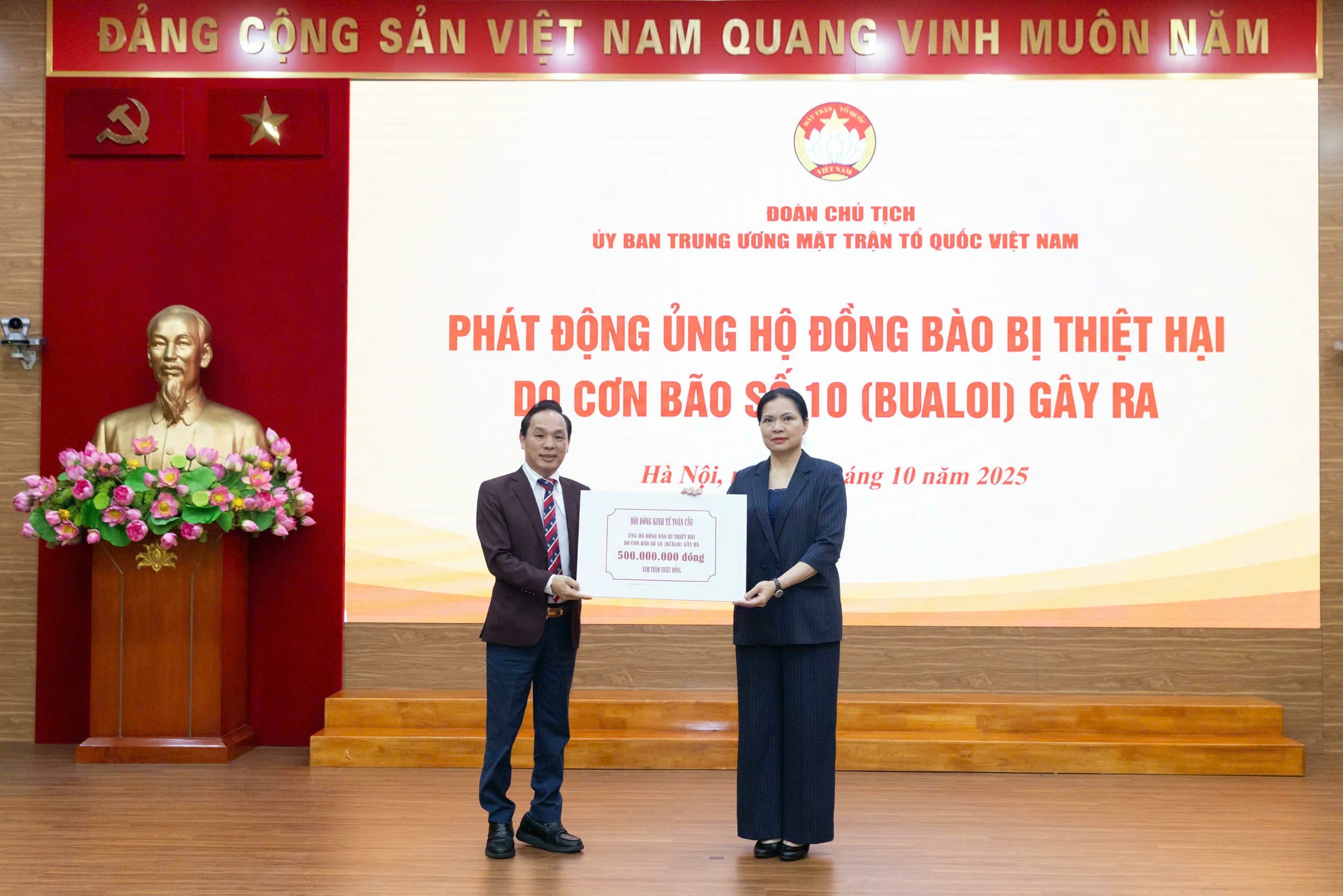 Phó Chủ tịch Hà Thị Nga tiếp nhận ủng hộ từ Hội đồng Kinh tế toàn cầu