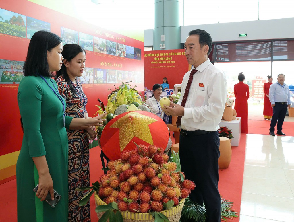 Chủ tịch UBND tỉnh- Lữ Quang Ngời tham quan 