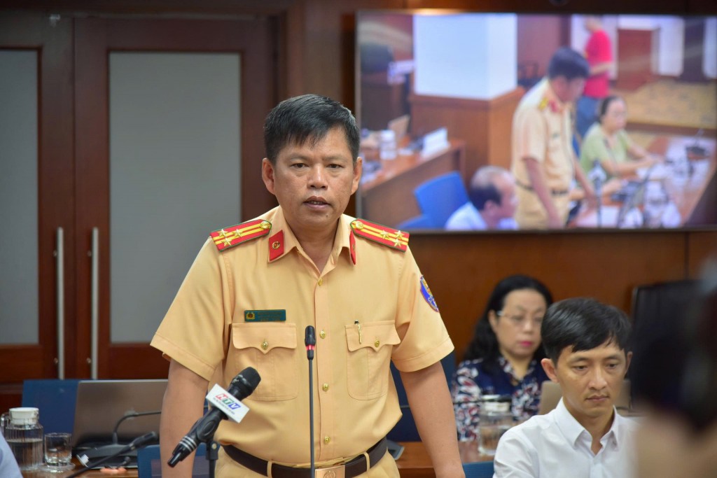 Thượng tá Nguyễn Văn Bình, Phó Trưởng phòng PC08 thông tin tại buổi họp báo