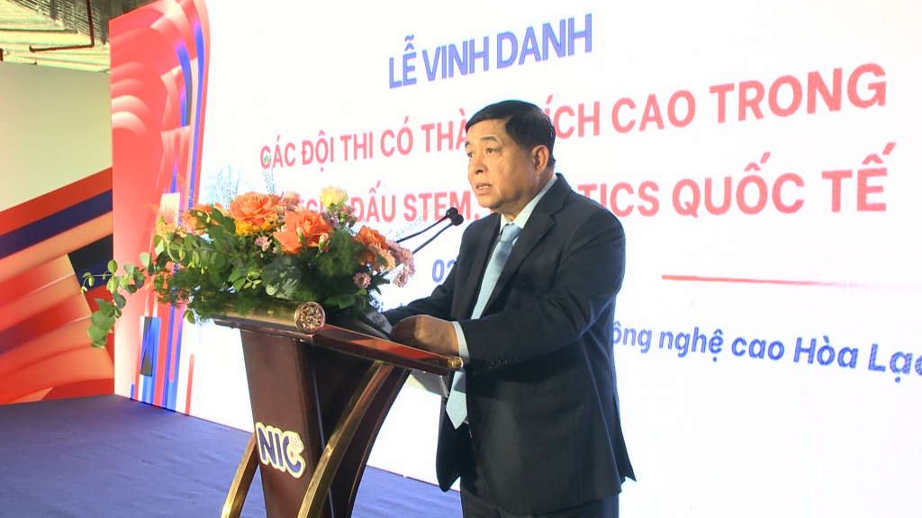 Phó Thủ tướng Nguyễn Chí Dũng cho biết Đảng, Nhà nước, nhà trường, các tổ chức sẽ hỗ trợ phát triển STEM và mong muốn các thầy, cô giáo luôn đồng hành cùng các em học sinh để tạo lập một phong trào học tập STEM sôi nổi, lan tỏa khắp cả nước - Ảnh: VGP/Thu Sa
