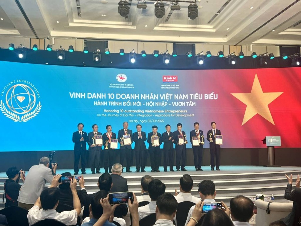 Phó Thủ tướng Hồ Đức Phớc và Trưởng Ban Chính sách, Chiến lược Trung ương Nguyễn Thanh Nghị vinh danh 10 doanh nhân Việt Nam tiêu biểu - Ảnh: VGP/Trần Mạnh