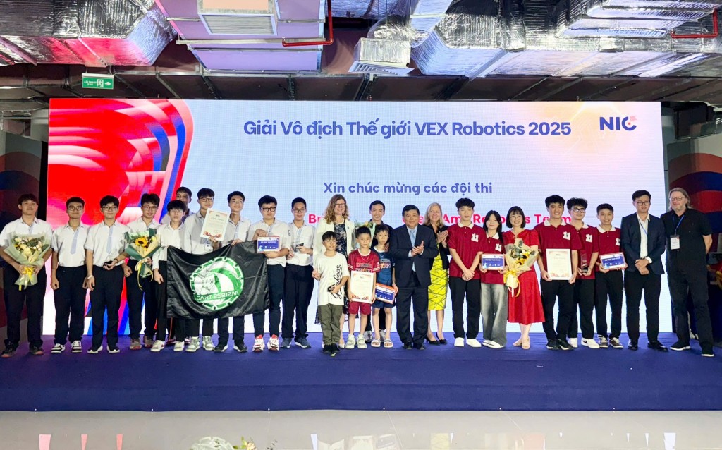 Phó Thủ tướng chúc mừng các đội thi có thành tích cao trong Giải Vô địch thế giới VEX robotics 2025 - Ảnh: VGP/Thu Sa
