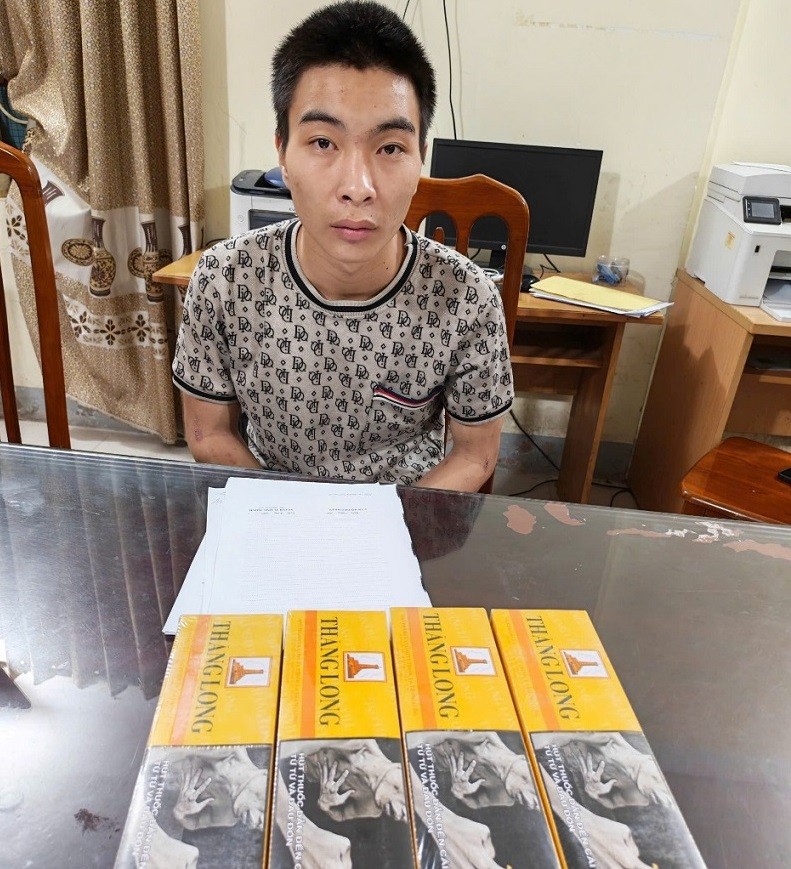 Đối tượng Trương Tất Tùng cùng tang vật tại Cơ quan Công an