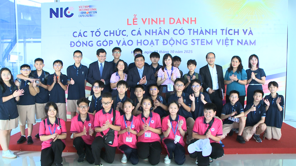 Phó Thủ tướng chúc các hoạt động phong trào STEM và robotics tại Việt Nam không ngừng lớn mạnh, lan tỏa sâu rộng, góp phần đào tạo một thế hệ trẻ tự tin, bản lĩnh, làm chủ công nghệ để trở thành những công dân toàn cầu - Ảnh: VGP/Thu Sa