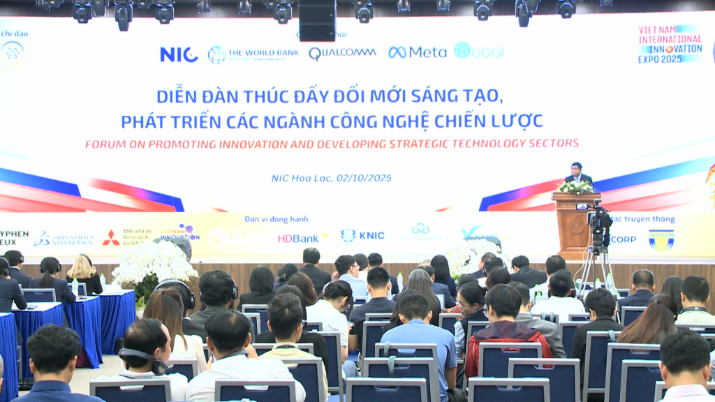 Nhận định tình hình khu vực và thế giới đang tiếp tục diễn biến nhanh, phức tạp, khó lường, Phó Thủ tướng phân tích 6 xu hướng lớn đang tác động mạnh và sâu rộng đến lĩnh vực KHCN, ĐMST và CĐS - Ảnh: VGP/Thu Sa
