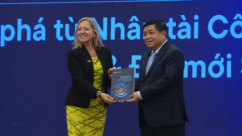 Bà Mariam J. Sherman, Giám đốc WB tại Việt Nam, Campuchia, Lào tặng Phó Thủ tướng Nguyễn Chí Dũng Báo cáo của WB về chủ đề nhân tài và đổi mới sáng tạo trong ngành bán dẫn Việt Nam - Ảnh: VGP/Thu Sa