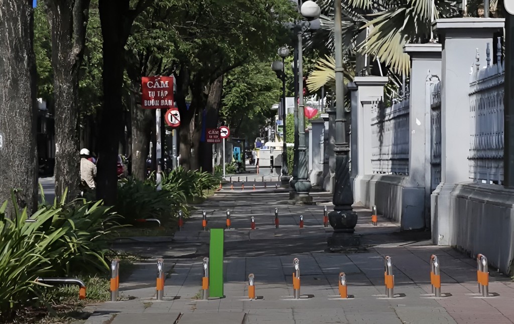 TP Hồ Chí Minh: Sớm đẩy nhanh việc tháo dỡ thanh chắn trên vỉa hè