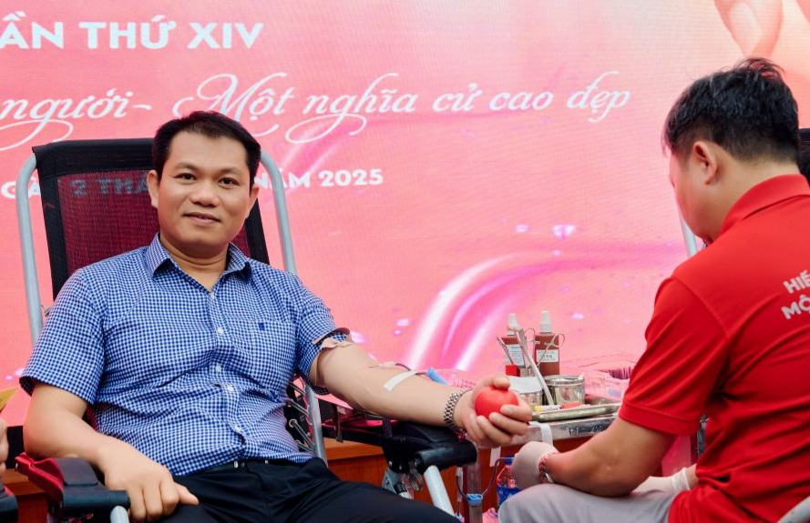 Các thầy, cô giáo Trường Đại học Mở Hà Nội tham gia hiến máu tình nguyện