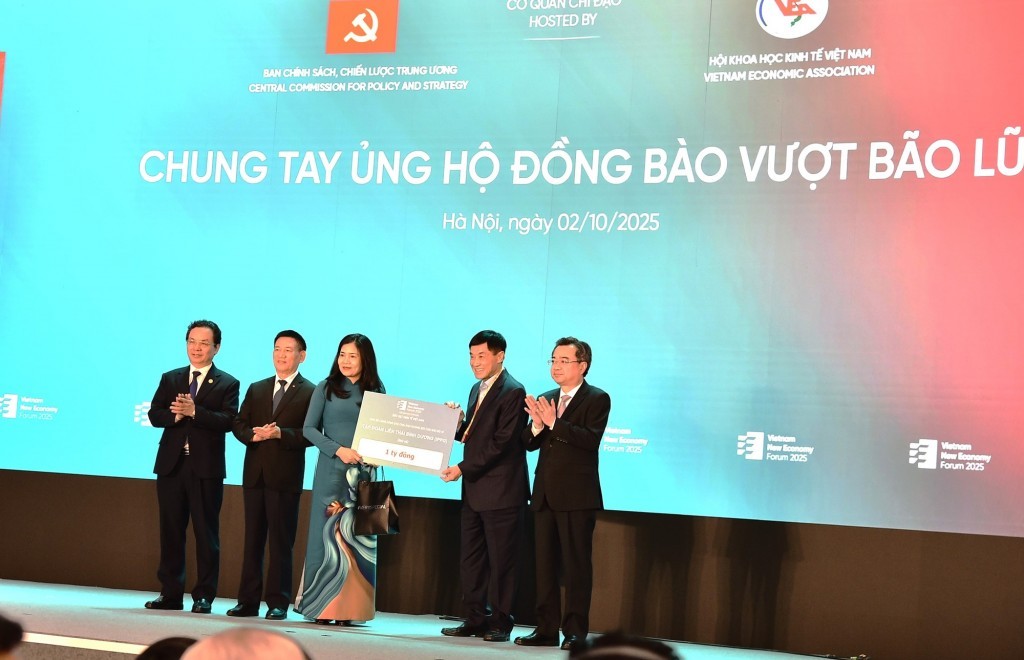 Ông Johnathan Hạnh Nguyễn còn đại diện tập đoàn trao tặng 1 tỷ đồng hỗ trợ khắc phục hậu quả bão lũ.