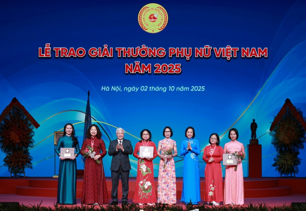 Ủy viên Bộ Chính trị, Bí thư Trung ương Đảng, Bí thư Đảng ủy Mặt trận Tổ quốc, các đoàn thể Trung ương, Chủ tịch Ủy ban Trung ương Mặt trận Tổ quốc Việt Nam Đỗ Văn Chiến trao Giải thưởng Phụ nữ Việt Nam năm 2025 cho các tập thể tiêu biểu