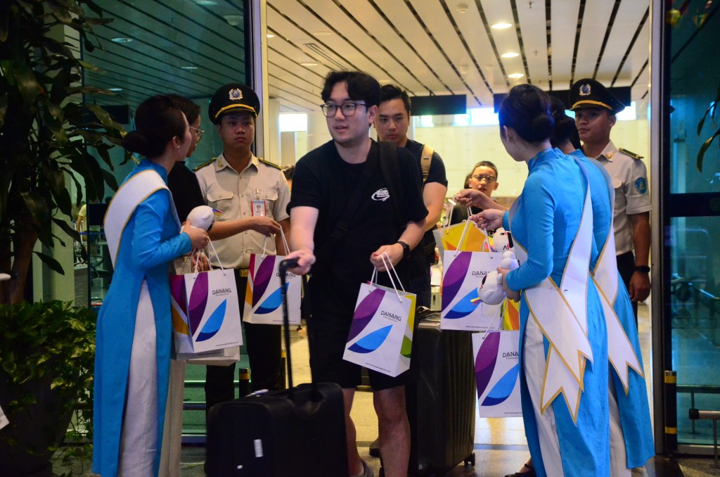Sau hơn 5 năm gián đoạn do dịch COVID-19, đường bay trực tiếp Đà Nẵng - Thâm Quyến đã chính thức mở lại, với hơn 170 hành khách (Ảnh Đ.Minh)