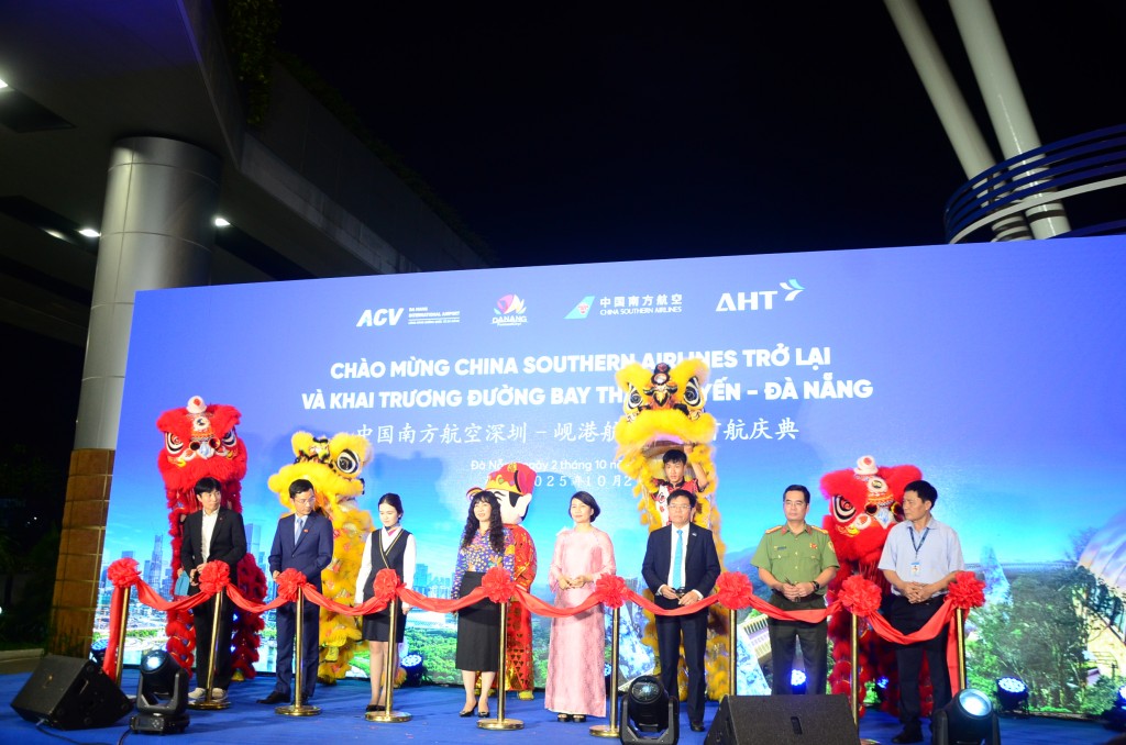 Các đại biểu thực hiện nghi thức khai trương đường bay Thâm Quyến - Đà Nẵng (Ảnh Đ.Minh)