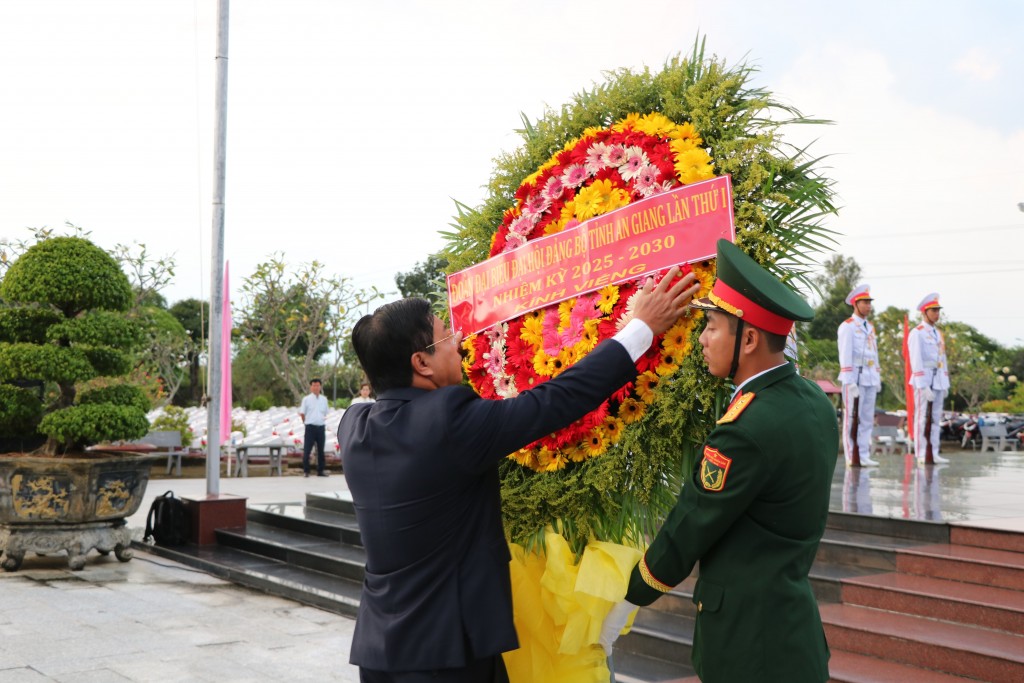 Ủy viên Ban Chấp hành Trung ương Đảng, Bí thư Tỉnh ủy An Giang Nguyễn Tiến Hải thực hiện nghi thức dâng hoa tại Nghĩa trang Liệt sĩ tỉnh