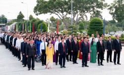 Đoàn đại biểu Tỉnh ủy An Giang dâng hương tại Nghĩa trang liệt sĩ