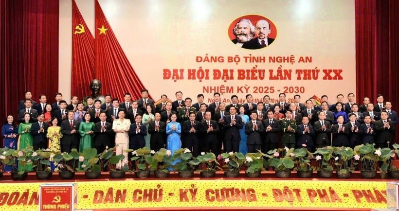 Ban Chấp hành Đảng bộ tỉnh Nghệ An khóa 20, nhiệm kỳ 2025-2030 ra mắt nhận nhiệm vụ trước Đại hội. Ban Chấp hành Đảng bộ tỉnh Nghệ An khóa 20, nhiệm kỳ 2025-2030 ra mắt nhận nhiệm vụ trước Đại hội.