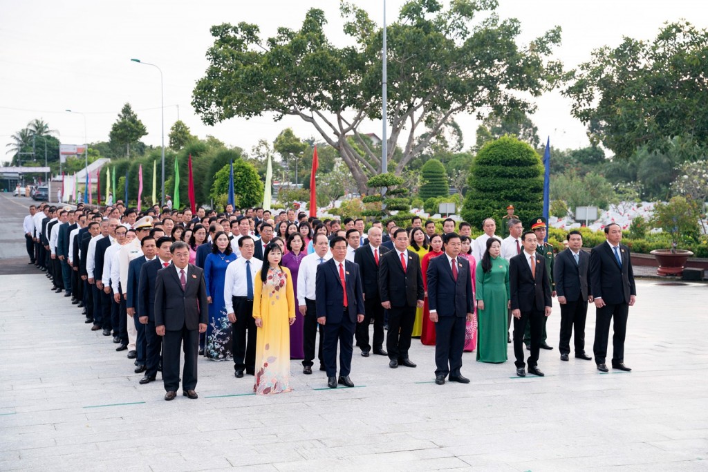Đoàn đại biểu dành phút mặc niệm tưởng nhớ các Anh hùng liệt sĩ
