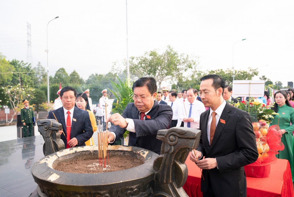 Lãnh đạo tỉnh dâng hương tại đài tưởng niệm