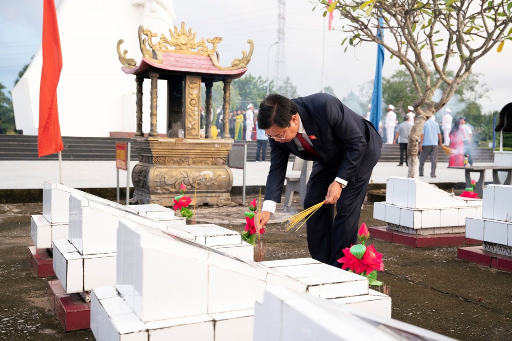 Đoàn đại biểu Tỉnh ủy An Giang dâng hương tại Nghĩa trang liệt sĩ