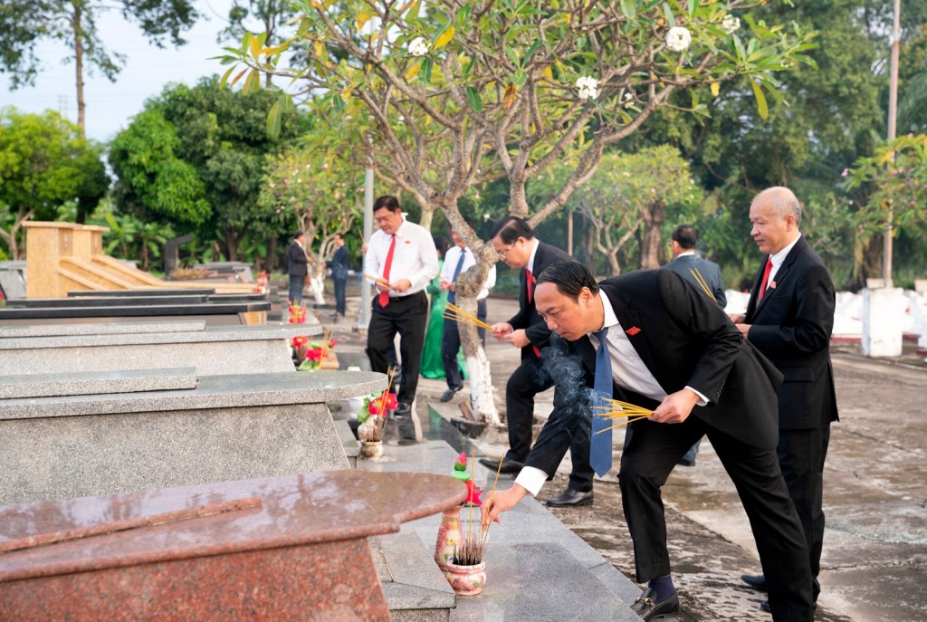 Các đại biểu thắp hương phần mộ các Anh hùng liệt sĩ