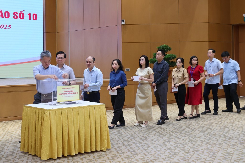 Cán bộ, công chức, viên chức, người lao động Văn phòng Chính phủ tham gia ủng hộ đồng bào bị thiệt hại do cơn bão số 10 - Ảnh: VGP/Nhật Bắc