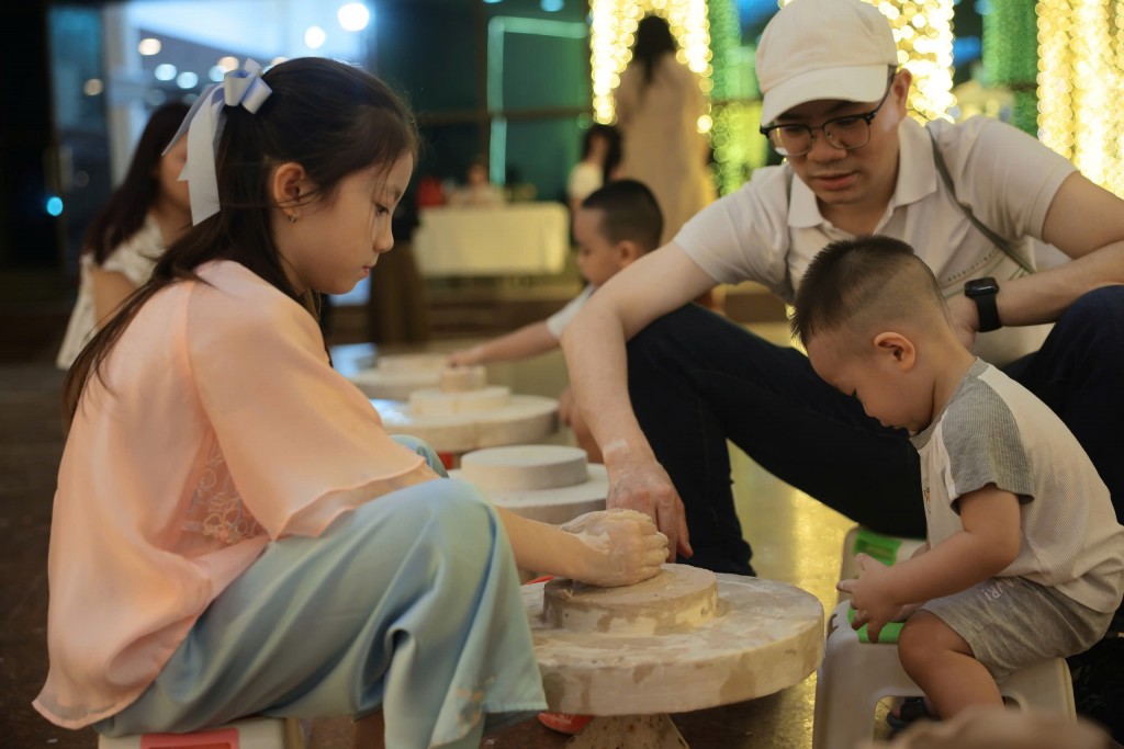 Các em nhỏ và gia đình thích thú với những trải nghiệm tại Lễ hội