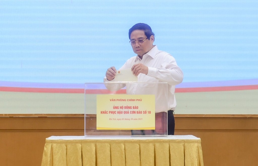Thủ tướng Phạm Minh Chính cùng lãnh đạo Chính phủ và tập thể Văn phòng Chính phủ ủng hộ đồng bào bị thiệt hại do bão lũ