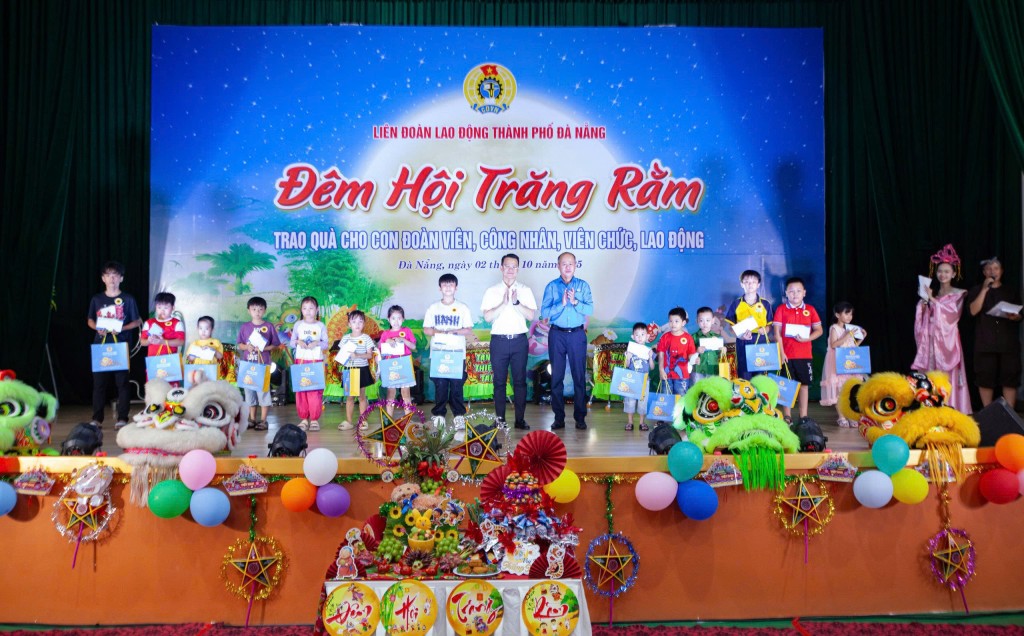 Liên đoàn Lao động TP Đà Nẵng tặng 3.200 suất quà cho trẻ em là con đoàn viên, người lao động có hoàn cảnh khó khăn (Ảnh Đ.Minh)
