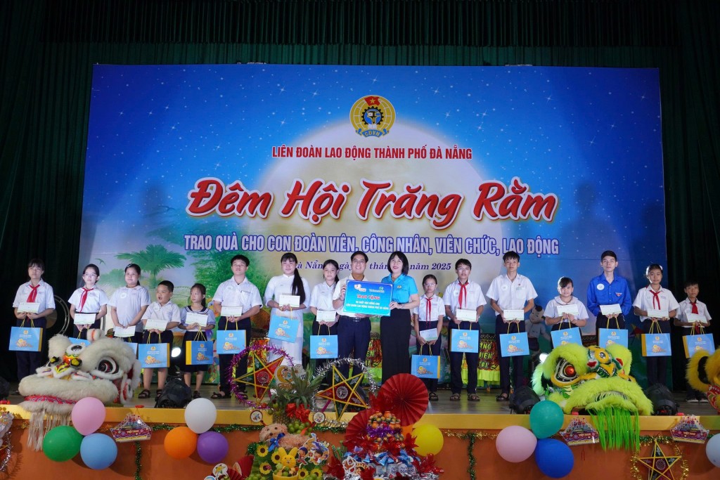 Liên đoàn Lao động Đà Nẵng trao 50 suất học bổng, trị giá mỗi suất 1 triệu đồng cho con đoàn viên có hoàn cảnh khó khăn, vượt khó học giỏi (Ảnh Đ.Minh)