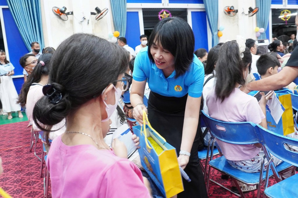Trao 3.200 suất quà cho con em người lao động hoàn cảnh khó khăn