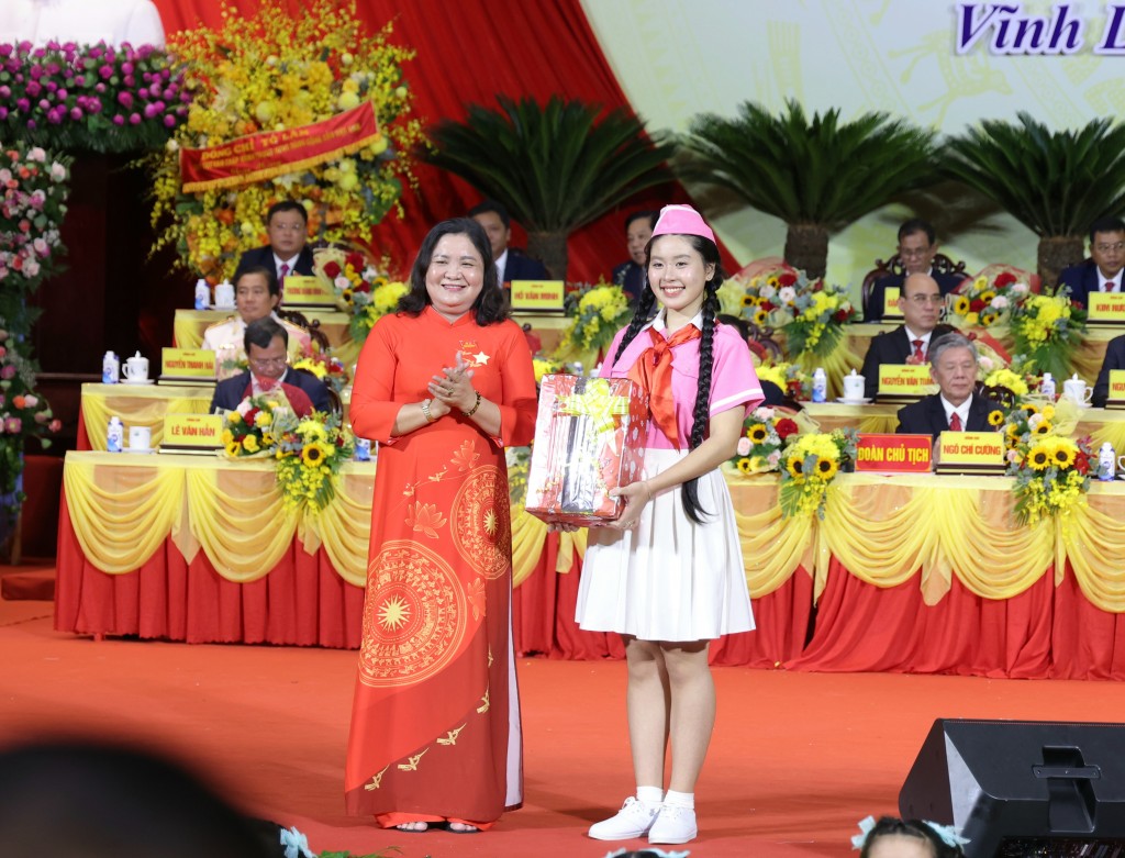 Hồ Thị Hoàng Yến, Phó Bí thư thường trực Tỉnh ủy thay mặt Đoàn Chủ tịch trao quà cho các cháu