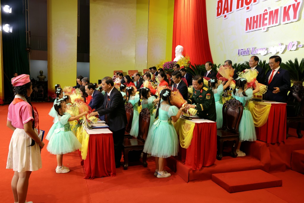 ác cháu đội viên Đội Thiếu niên Tiền phong Hồ Chí Minh, đại diện cho thiếu niên nhi đồng trong tỉnh đến dâng hoa và chúc mừng Đại hội ác cháu đội viên Đội Thiếu niên Tiền phong Hồ Chí Minh, đại diện cho thiếu niên nhi đồng trong tỉnh đến dâng hoa và chúc mừng Đại hội