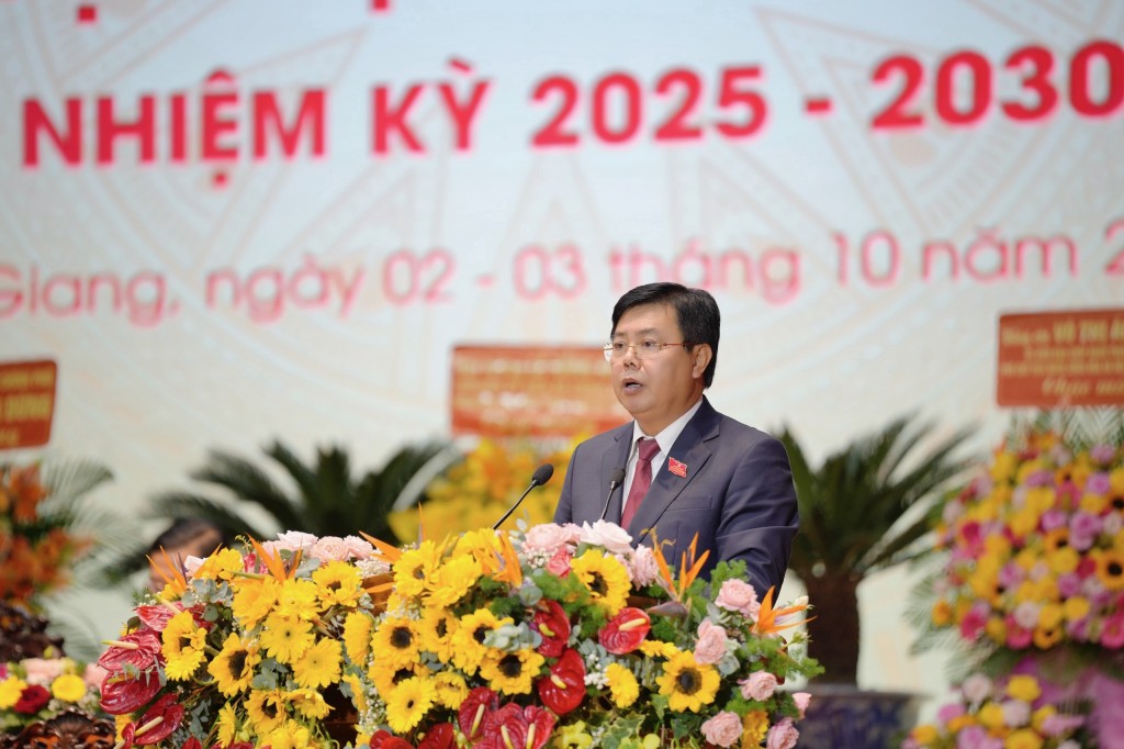 Đồng chí Nguyễn Tiến Hải, Ủy viên Ban Chấp hành Trung ương Đảng, Bí thư Tỉnh ủy An Giang phát biểu tại lễ khai mạc Đại hội Đồng chí Nguyễn Tiến Hải, Ủy viên Ban Chấp hành Trung ương Đảng, Bí thư Tỉnh ủy An Giang phát biểu tại lễ khai mạc Đại hội