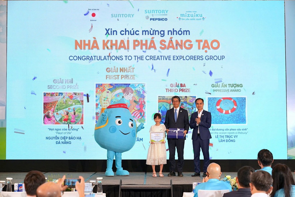 Ban tổ chức trao giải cho các tác giả tác phẩm xuất sắc