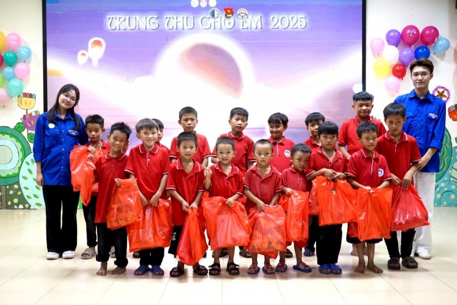 Những món quà được trao đến các em nhỏ