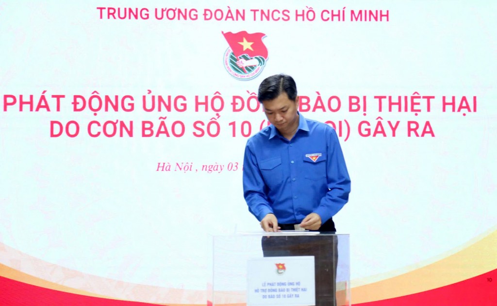 Bí thư Trung ương Đoàn, Chủ tịch Trung ương Hội Sinh viên Việt Nam Nguyễn Minh Triết  tham gia ủng hộ tại lễ phát động