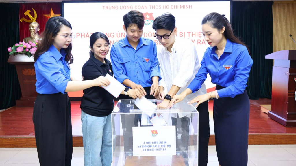 Đoàn viên, thanh niên tham gia ủng hộ đồng bào bị ảnh hưởng bởi bão số 10