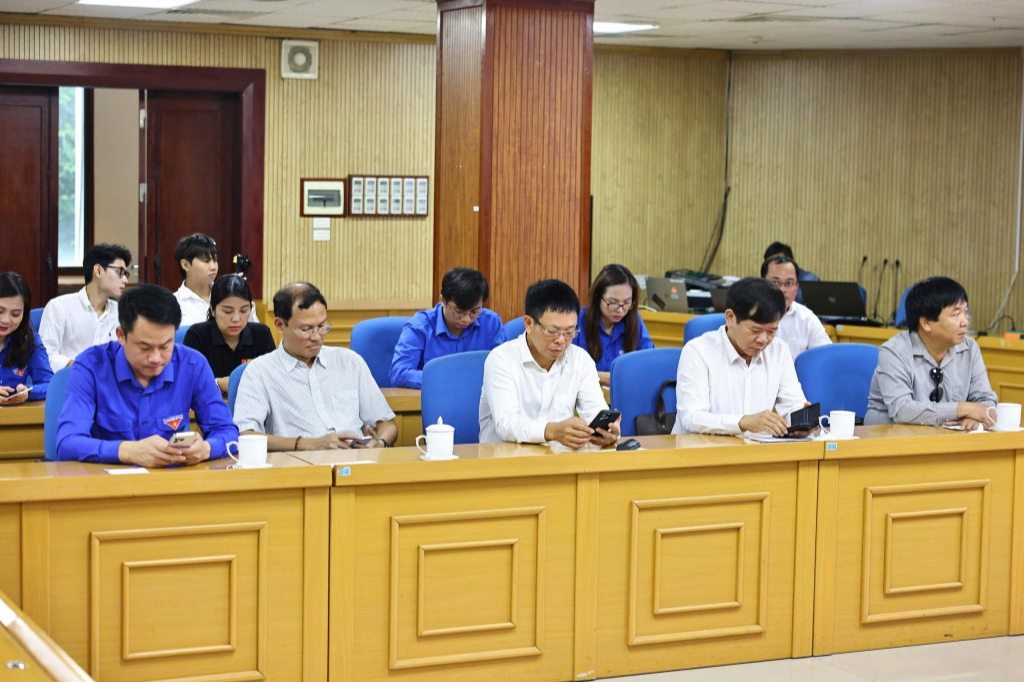 Các vị đại biểu và đoàn viên, thanh niên tham gia hưởng ứng phát động ủng hộ đồng bào bị ảnh hưởng bởi bão lũ 