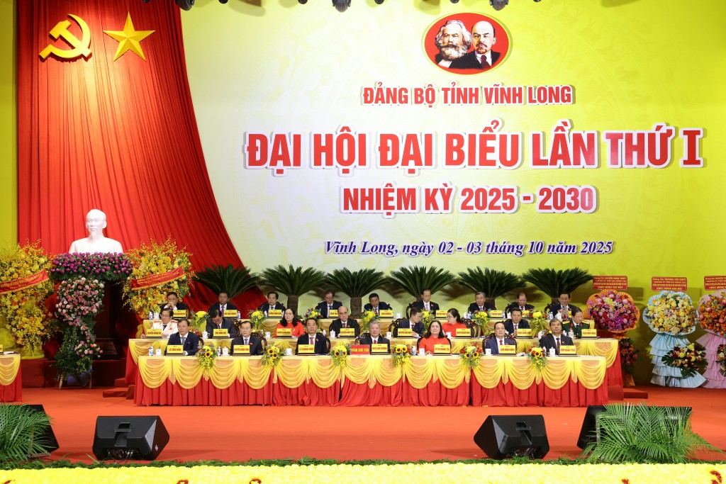 Đoàn Chủ tịch đại hội điều hành Đại hội đại biểu Đảng bộ tỉnh lần thứ I Đoàn Chủ tịch đại hội điều hành Đại hội đại biểu Đảng bộ tỉnh lần thứ I