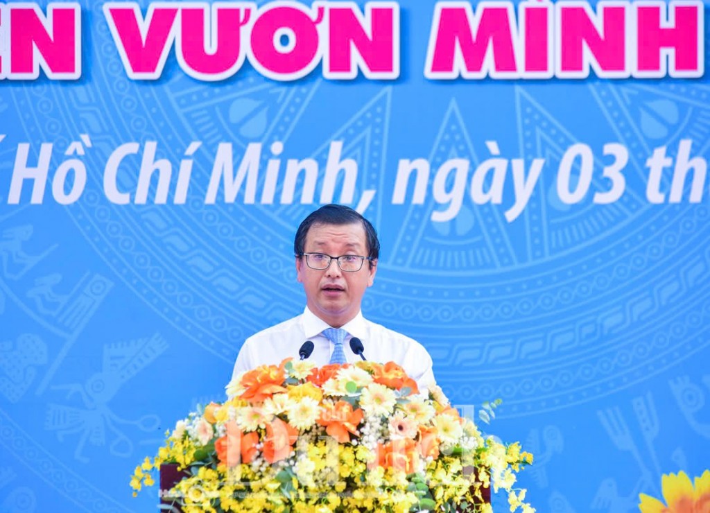 Ông Tạ Quốc Trung, Phó Trưởng ban Tuyên giáo và Dân vận Thành uỷ TP Hồ Chí Minh phát biểu khai mạc triển lãm