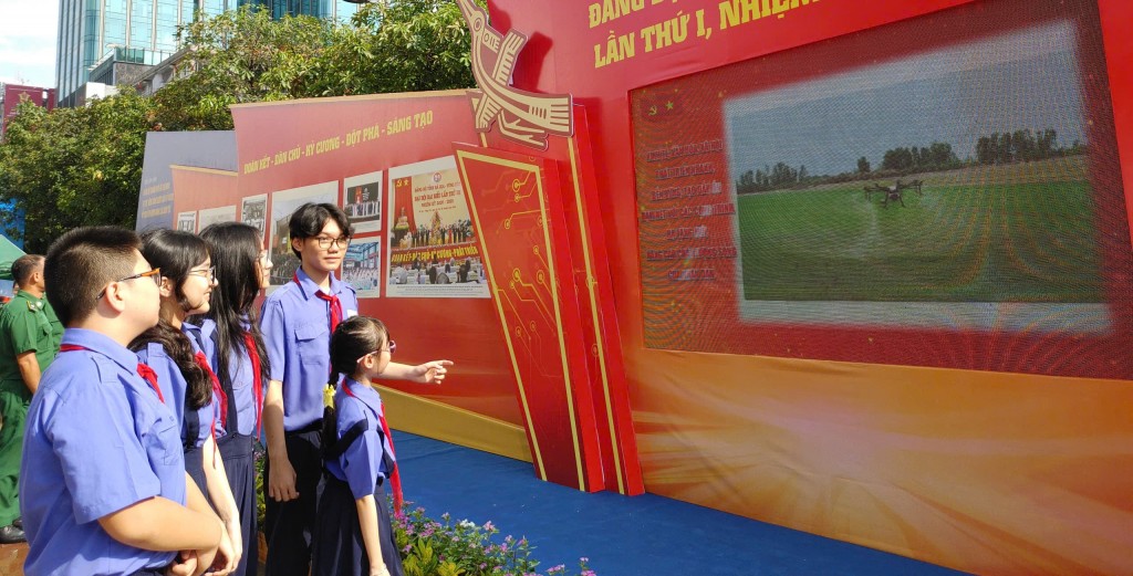 Đông đảo các em học sinh cũng đến tìm hiểu