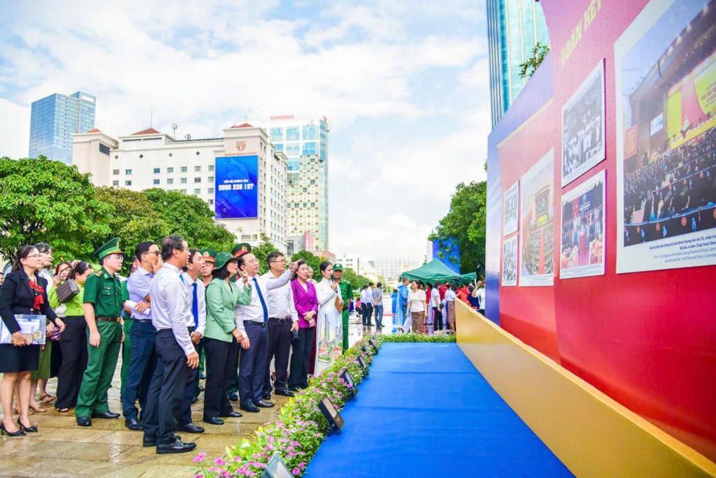 Hoạt động đồng loạt diễn ra sáng nay thu hút đông đảo đại biểu và người dân tham dự và theo dõi