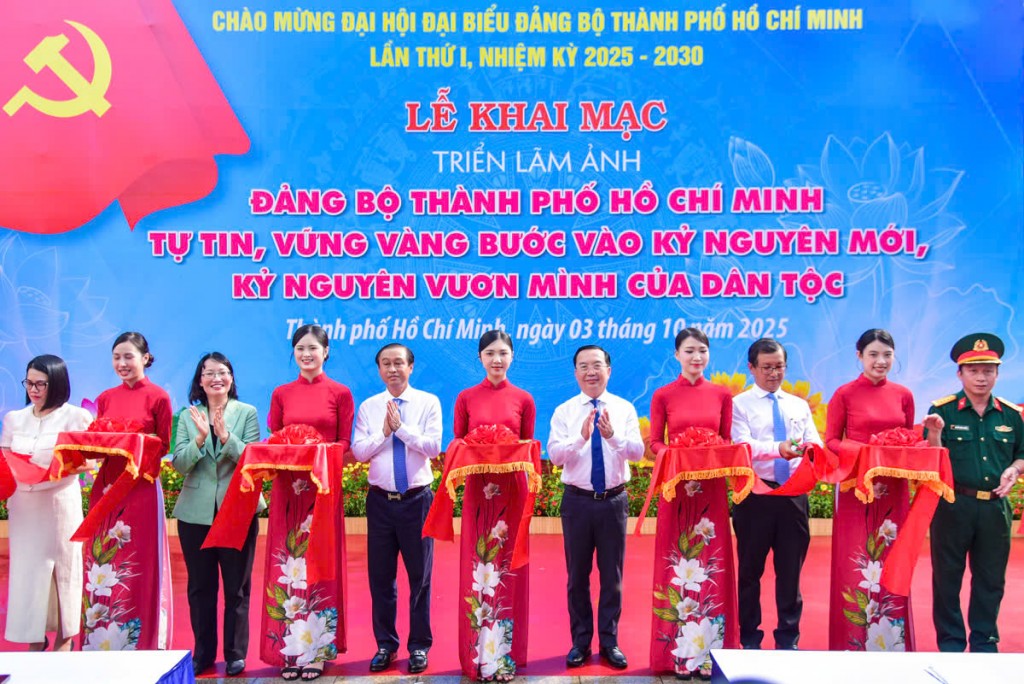 Các đại biểu TP Hồ Chí Minh cắt băng khai mạc