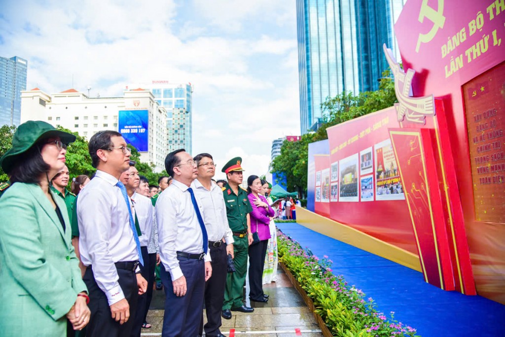 Các đại biểu xmem triển lãm tại phó đi bô Nguyễn Huệ