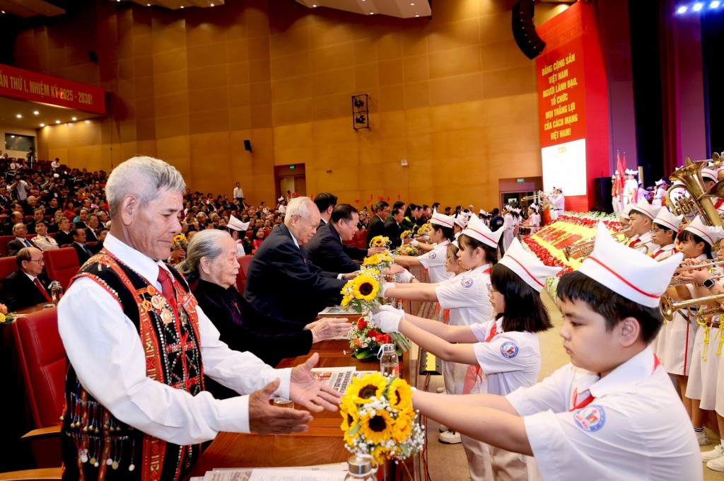 Thiếu nhi dâng hoa chúc mừng Đại hội. (Ảnh: gialai.gov.vn)