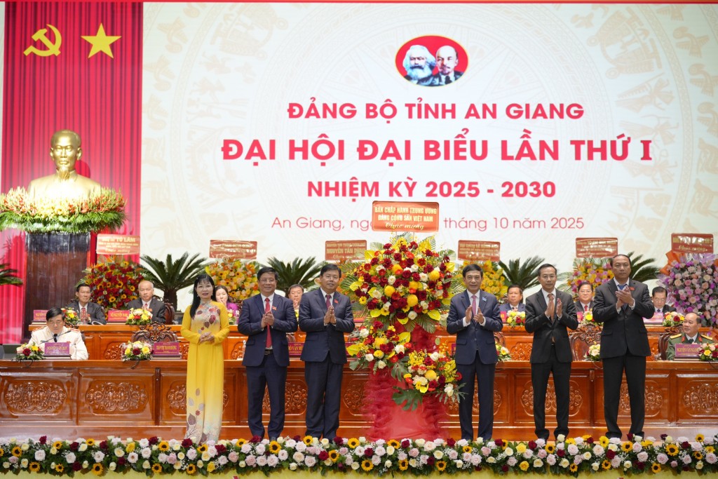 Đại tướng Phan Văn Giang, Ủy viên Bộ Chính trị, Phó Bí thư Quân ủy Trung ương, Bộ trưởng Bộ Quốc phòng thay mặt Ban Chấp hành Trung ương Đảng trao tặng hoa chúc mừng đại hội.