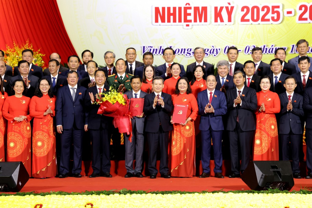 Bí thư Trung ương Đảng, Chánh án TAND tối cao Lê Minh Trí tặng hoa chúc mừng đồng chí Trần Văn Lâu